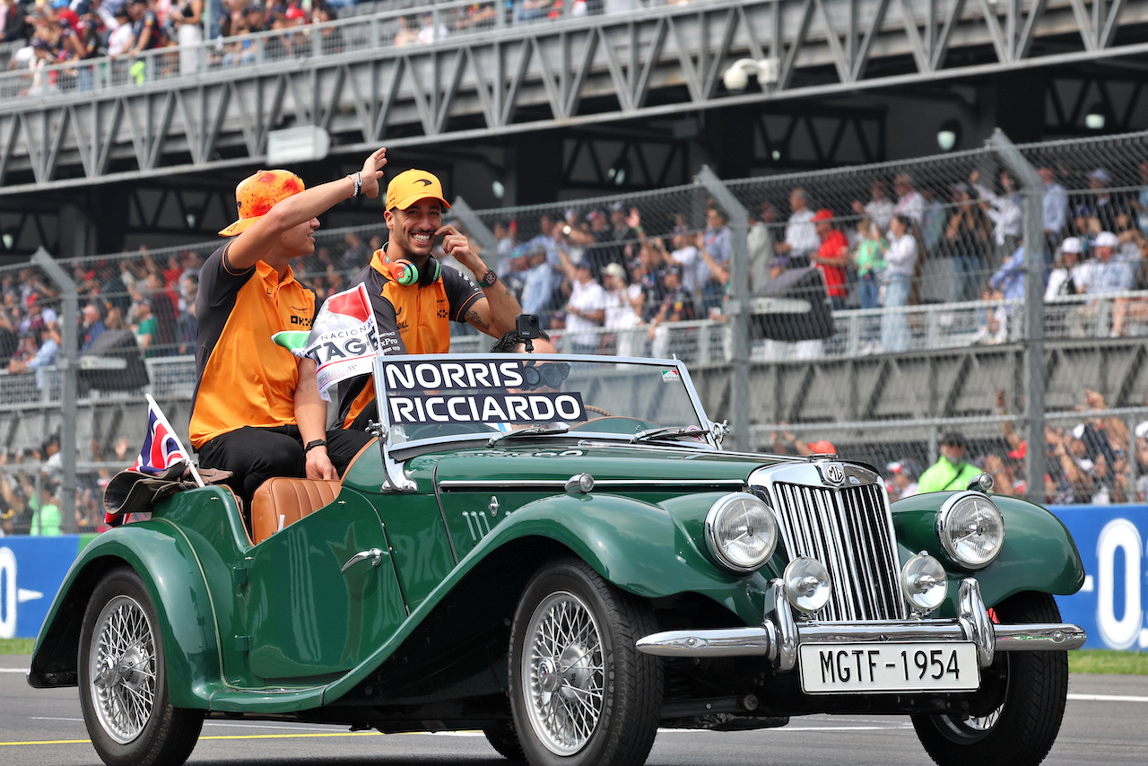GP CITTA DEL MESSICO, (L to R): Lando Norris (GBR) McLaren e Daniel Ricciardo (AUS) McLaren on the drivers parade.
30.10.2022. Formula 1 World Championship, Rd 20, Mexican Grand Prix, Mexico City, Mexico, Gara Day.
- www.xpbimages.com, EMail: requests@xpbimages.com © Copyright: Bearne / XPB Images
