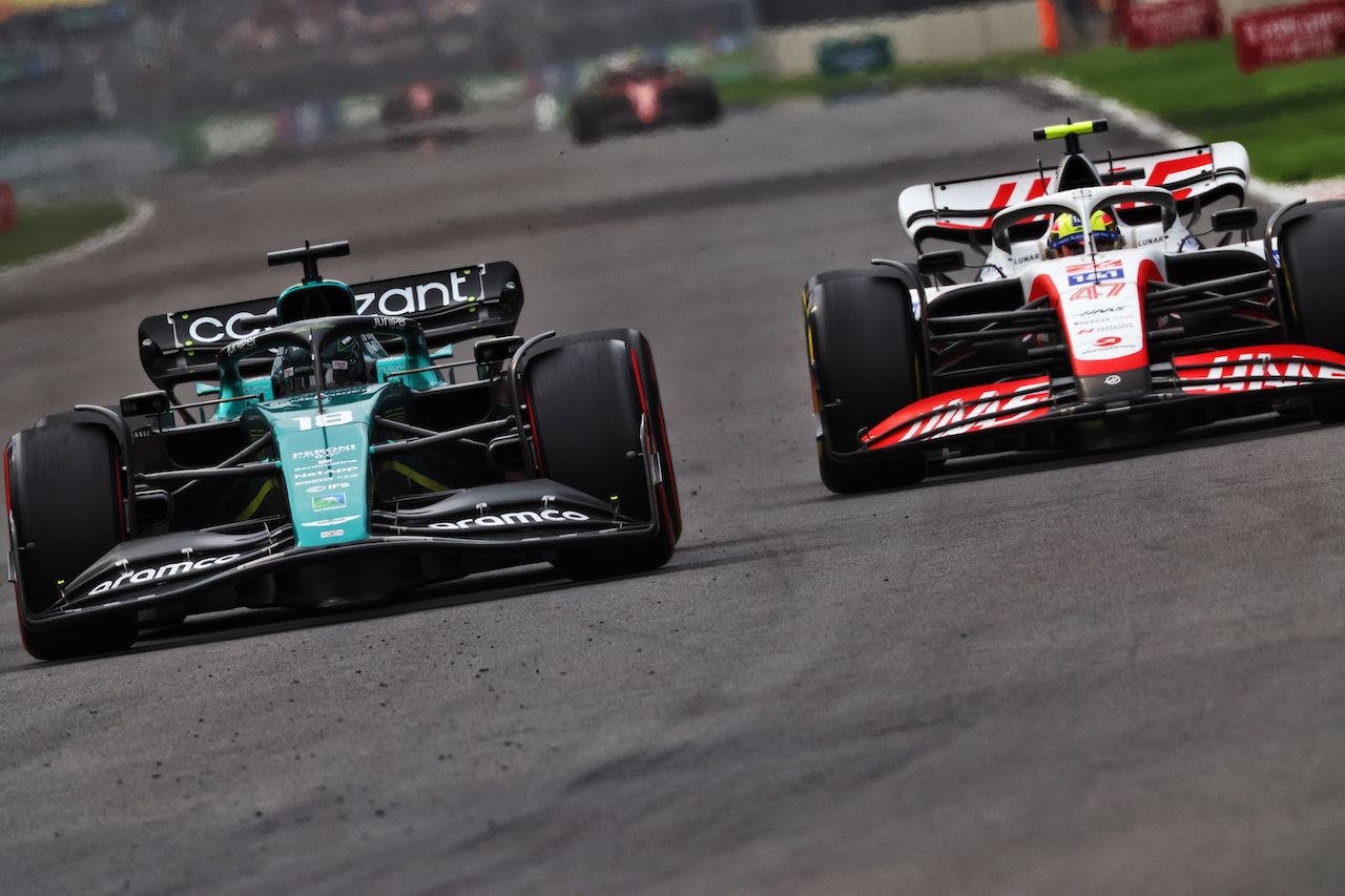 GP CITTA DEL MESSICO, (L to R): Lance Stroll (CDN) Aston Martin F1 Team AMR22 e Mick Schumacher (GER) Haas VF-22 battle for position.
30.10.2022. Formula 1 World Championship, Rd 20, Mexican Grand Prix, Mexico City, Mexico, Gara Day.
 - www.xpbimages.com, EMail: requests@xpbimages.com © Copyright: Coates / XPB Images
