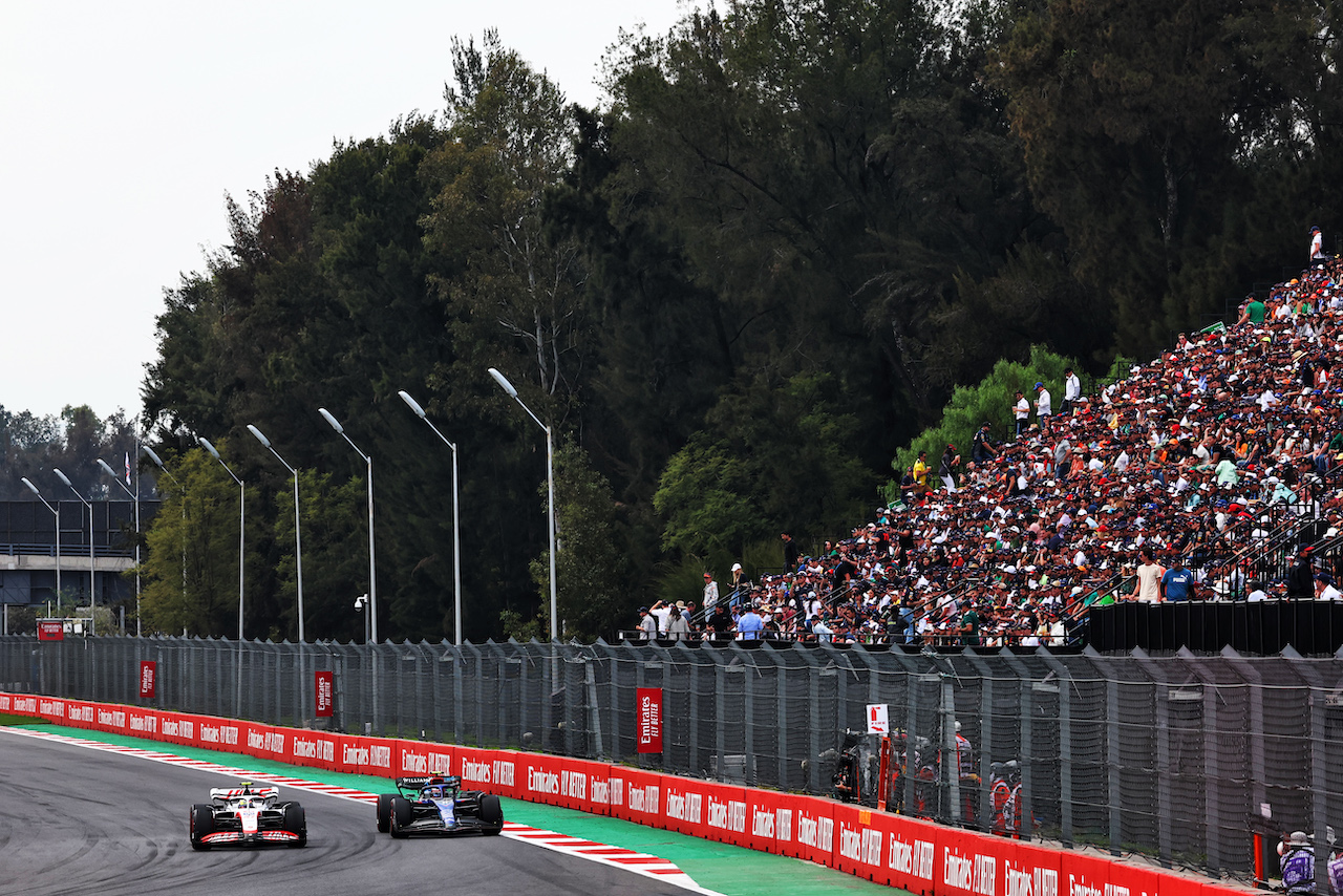 GP CITTA DEL MESSICO, Mick Schumacher (GER) Haas VF-22 e Nicholas Latifi (CDN) Williams Racing FW44 battle for position.
30.10.2022. Formula 1 World Championship, Rd 20, Mexican Grand Prix, Mexico City, Mexico, Gara Day.
 - www.xpbimages.com, EMail: requests@xpbimages.com © Copyright: Coates / XPB Images