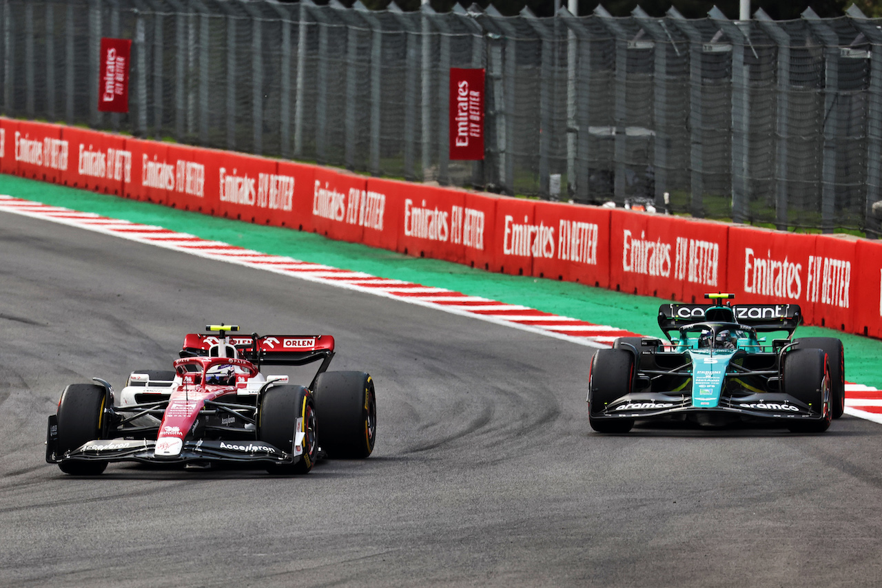 GP CITTA DEL MESSICO, Guanyu Zhou (CHN) Alfa Romeo F1 Team C42 e Sebastian Vettel (GER) Aston Martin F1 Team AMR22 battle for position.
30.10.2022. Formula 1 World Championship, Rd 20, Mexican Grand Prix, Mexico City, Mexico, Gara Day.
 - www.xpbimages.com, EMail: requests@xpbimages.com © Copyright: Coates / XPB Images