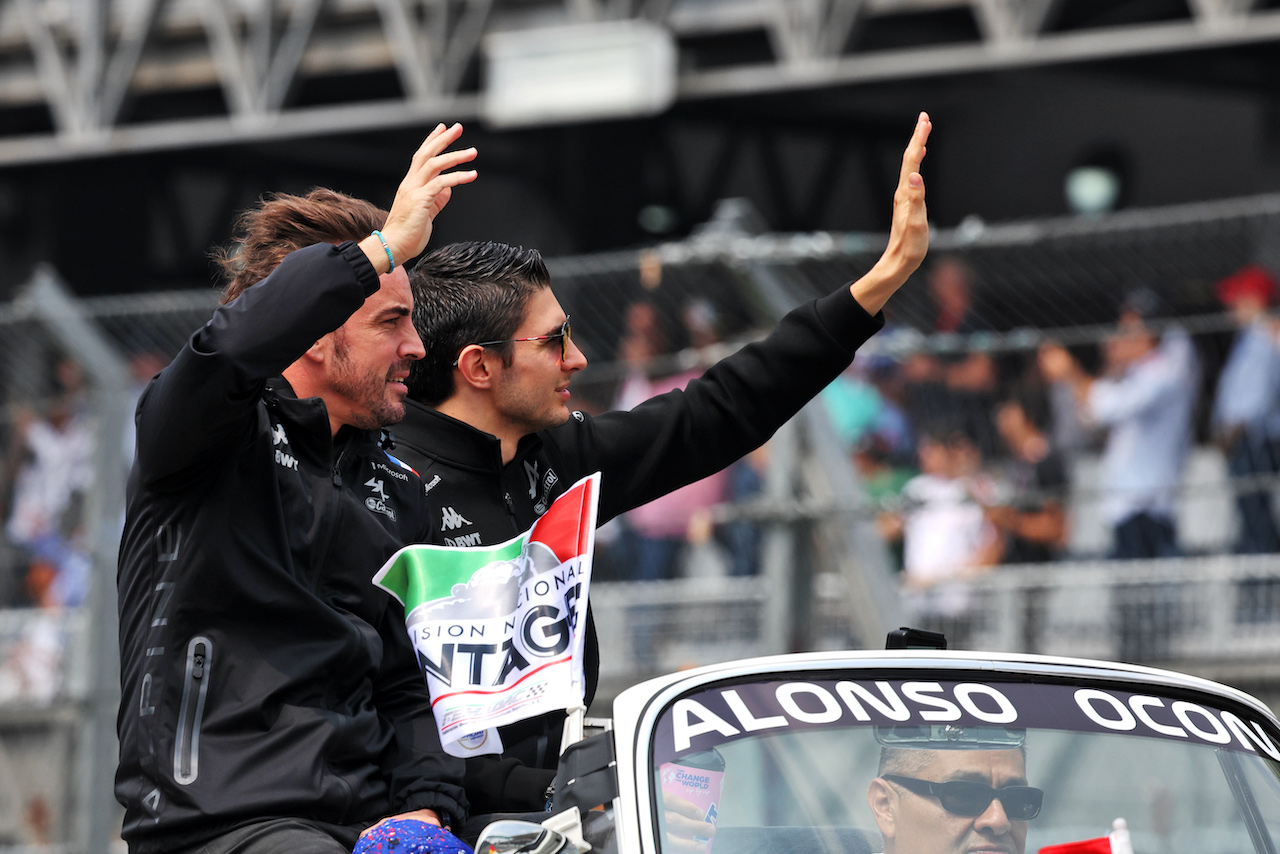GP CITTA DEL MESSICO, Fernando Alonso (ESP) Alpine F1 Team e Esteban Ocon (FRA) Alpine F1 Team on the drivers parade.
30.10.2022. Formula 1 World Championship, Rd 20, Mexican Grand Prix, Mexico City, Mexico, Gara Day.
- www.xpbimages.com, EMail: requests@xpbimages.com © Copyright: Bearne / XPB Images