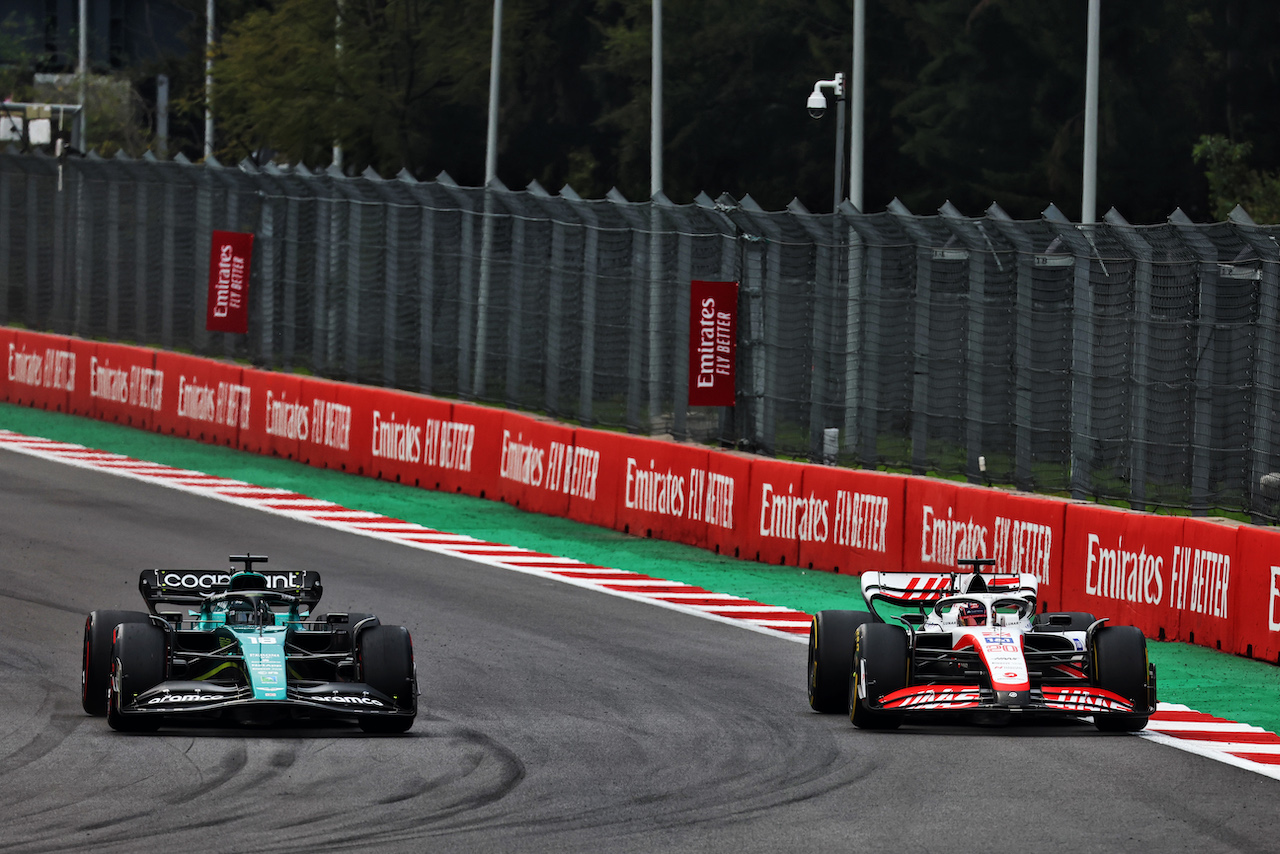 GP CITTA DEL MESSICO, (L to R): Lance Stroll (CDN) Aston Martin F1 Team AMR22 e Kevin Magnussen (DEN) Haas VF-22 battle for position.
30.10.2022. Formula 1 World Championship, Rd 20, Mexican Grand Prix, Mexico City, Mexico, Gara Day.
 - www.xpbimages.com, EMail: requests@xpbimages.com © Copyright: Coates / XPB Images