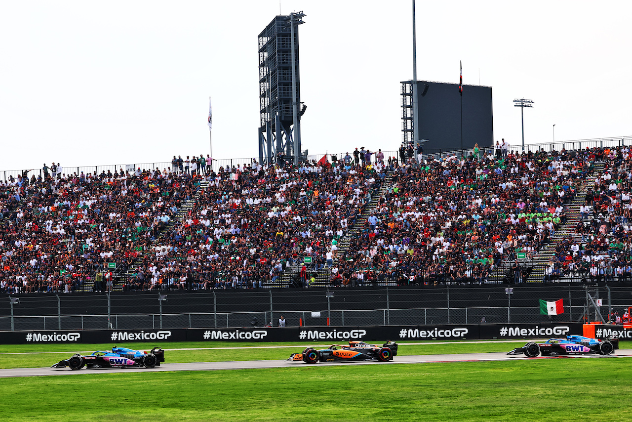 GP CITTA DEL MESSICO, Esteban Ocon (FRA) Alpine F1 Team A522 davanti a Daniel Ricciardo (AUS) McLaren MCL36 e Fernando Alonso (ESP) Alpine F1 Team A522.
30.10.2022. Formula 1 World Championship, Rd 20, Mexican Grand Prix, Mexico City, Mexico, Gara Day.
 - www.xpbimages.com, EMail: requests@xpbimages.com © Copyright: Coates / XPB Images
