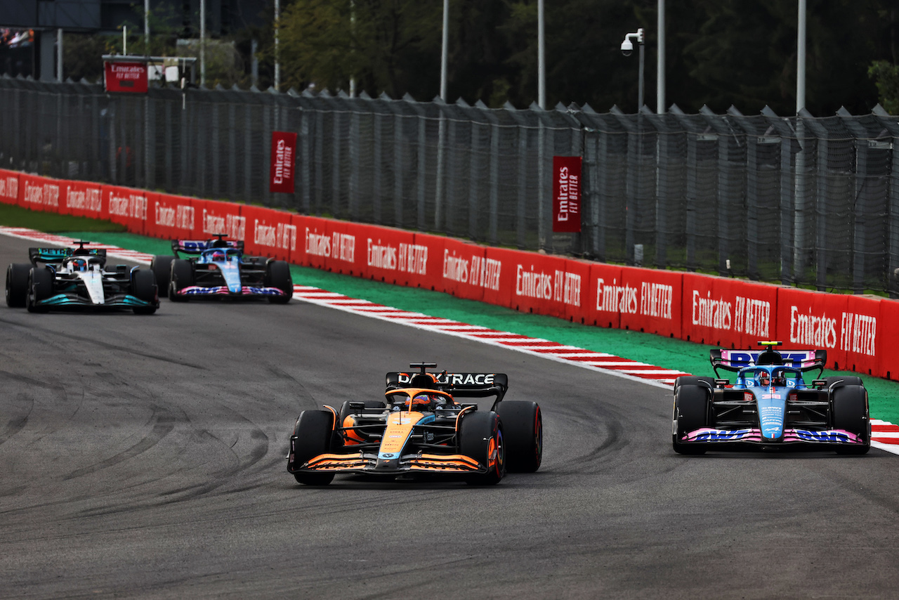 GP CITTA DEL MESSICO, Daniel Ricciardo (AUS) McLaren MCL36 e Esteban Ocon (FRA) Alpine F1 Team A522 battle for position.
30.10.2022. Formula 1 World Championship, Rd 20, Mexican Grand Prix, Mexico City, Mexico, Gara Day.
 - www.xpbimages.com, EMail: requests@xpbimages.com © Copyright: Coates / XPB Images