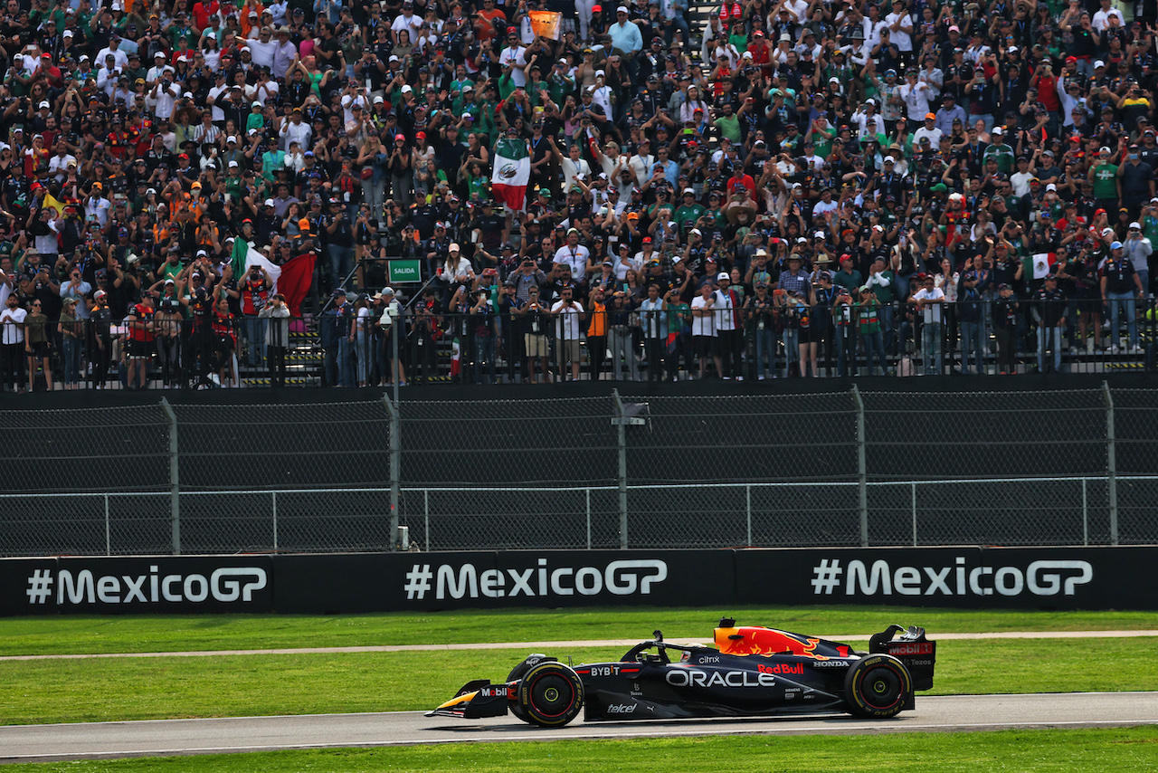 GP CITTA DEL MESSICO, Gara winner Max Verstappen (NLD) Red Bull Racing RB18 celebrates at the end of the race.
30.10.2022. Formula 1 World Championship, Rd 20, Mexican Grand Prix, Mexico City, Mexico, Gara Day.
 - www.xpbimages.com, EMail: requests@xpbimages.com © Copyright: Coates / XPB Images
