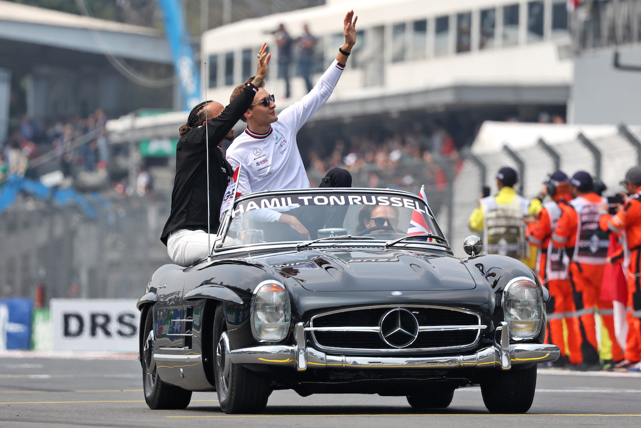 GP CITTA DEL MESSICO, (L to R): Lewis Hamilton (GBR) Mercedes AMG F1 e George Russell (GBR) Mercedes AMG F1 on the drivers parade.
30.10.2022. Formula 1 World Championship, Rd 20, Mexican Grand Prix, Mexico City, Mexico, Gara Day.
- www.xpbimages.com, EMail: requests@xpbimages.com © Copyright: Bearne / XPB Images