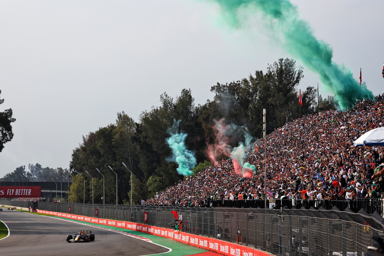 GP CITTA DEL MESSICO, Gara winner Max Verstappen (NLD) Red Bull Racing RB18 celebrates at the end of the race.
30.10.2022. Formula 1 World Championship, Rd 20, Mexican Grand Prix, Mexico City, Mexico, Gara Day.
 - www.xpbimages.com, EMail: requests@xpbimages.com © Copyright: Coates / XPB Images