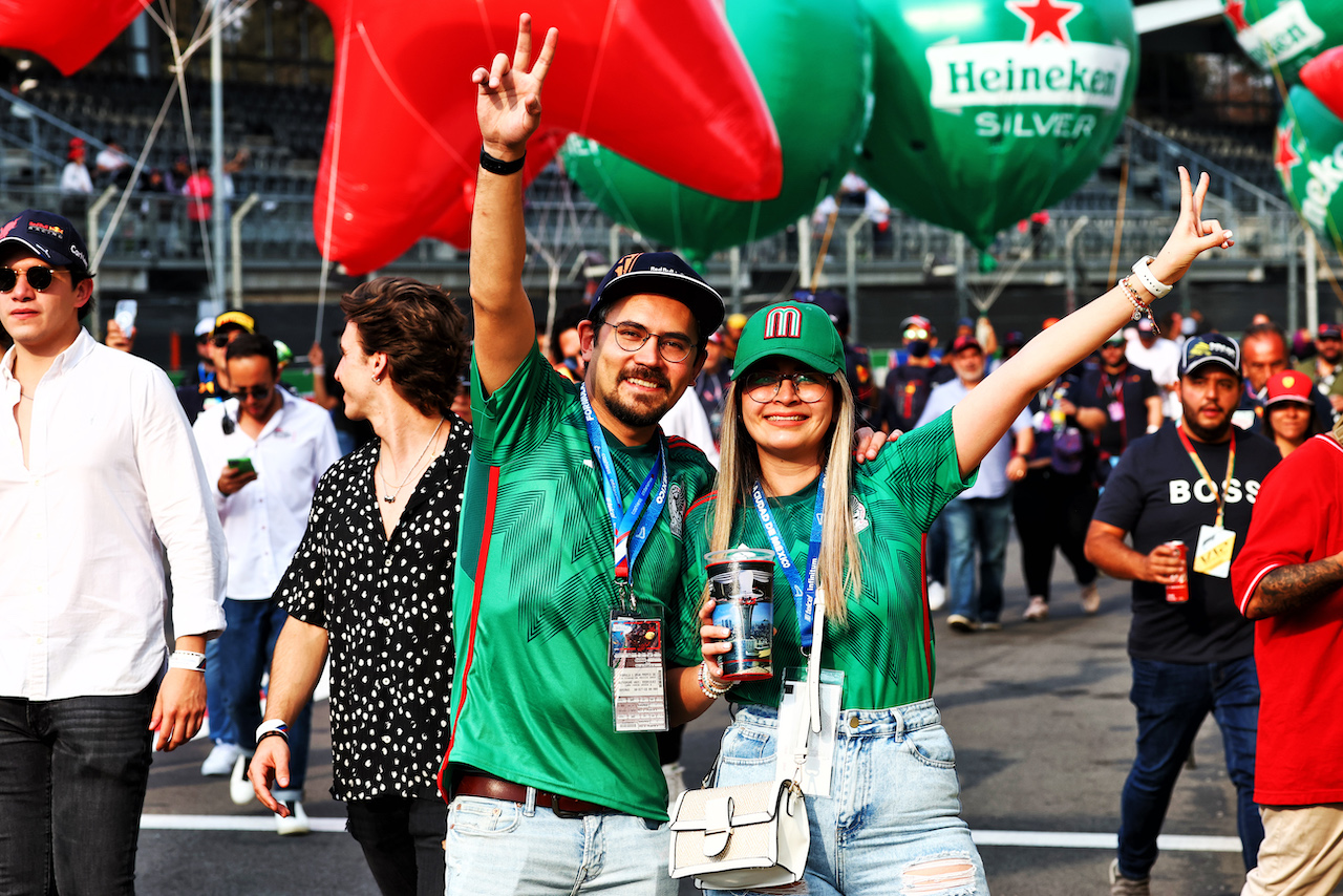 GP CITTA DEL MESSICO, Circuit Atmosfera - fans on the circuit at the end of the race.
30.10.2022. Formula 1 World Championship, Rd 20, Mexican Grand Prix, Mexico City, Mexico, Gara Day.
 - www.xpbimages.com, EMail: requests@xpbimages.com © Copyright: Coates / XPB Images