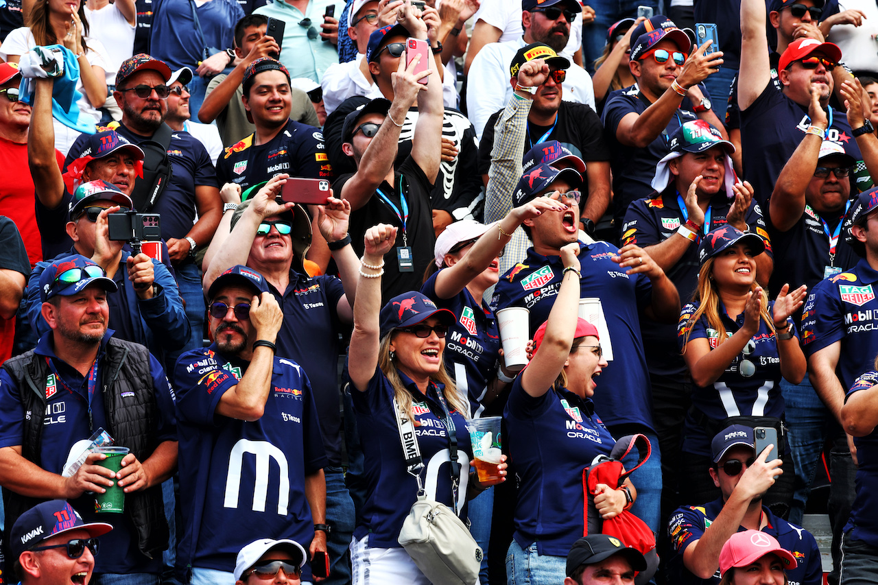 GP CITTA DEL MESSICO, Circuit Atmosfera - fans in the grandstand.
30.10.2022. Formula 1 World Championship, Rd 20, Mexican Grand Prix, Mexico City, Mexico, Gara Day.
 - www.xpbimages.com, EMail: requests@xpbimages.com © Copyright: Coates / XPB Images
