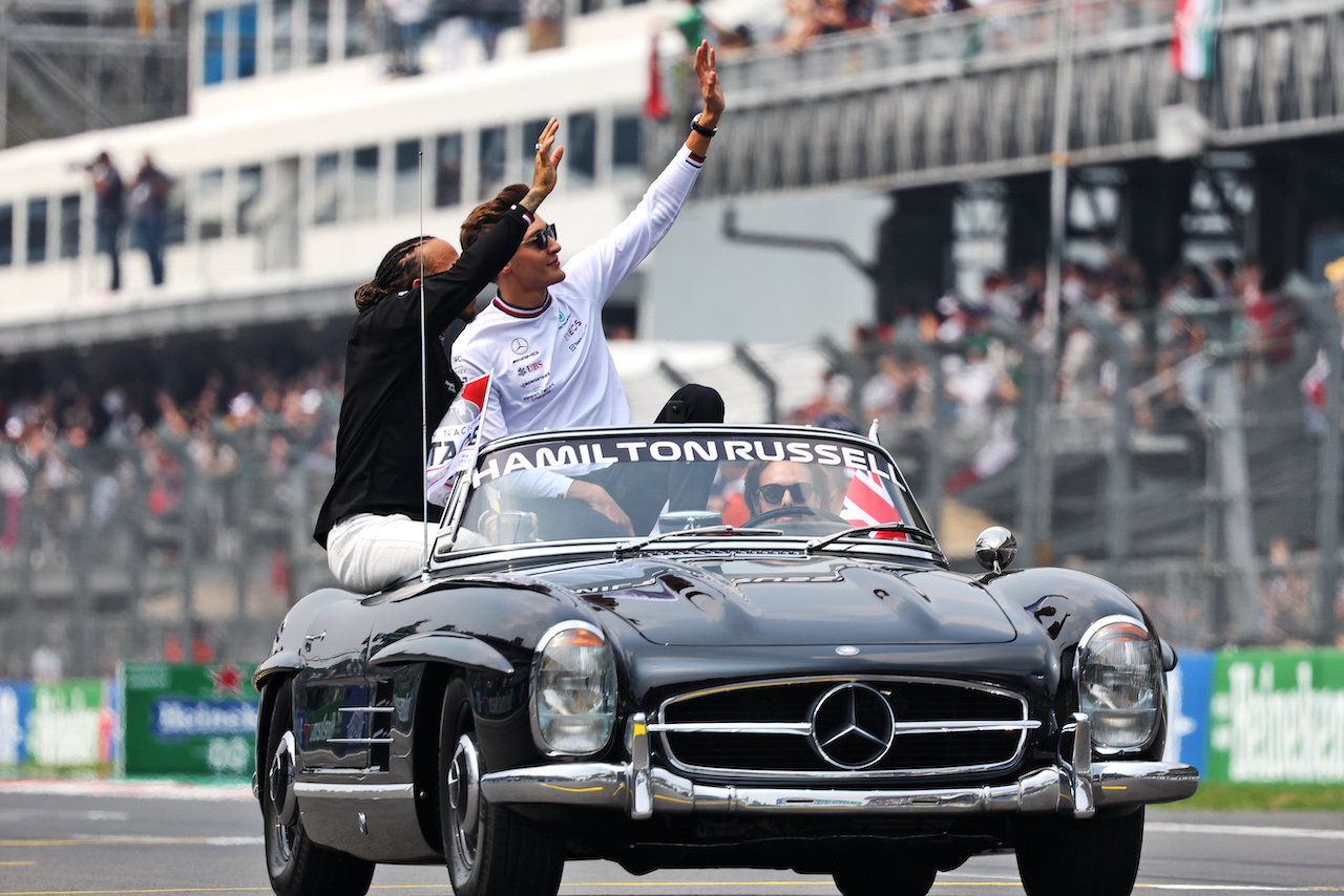 GP CITTA DEL MESSICO, (L to R): Lewis Hamilton (GBR) Mercedes AMG F1 e George Russell (GBR) Mercedes AMG F1 on the drivers parade.
30.10.2022. Formula 1 World Championship, Rd 20, Mexican Grand Prix, Mexico City, Mexico, Gara Day.
- www.xpbimages.com, EMail: requests@xpbimages.com © Copyright: Bearne / XPB Images