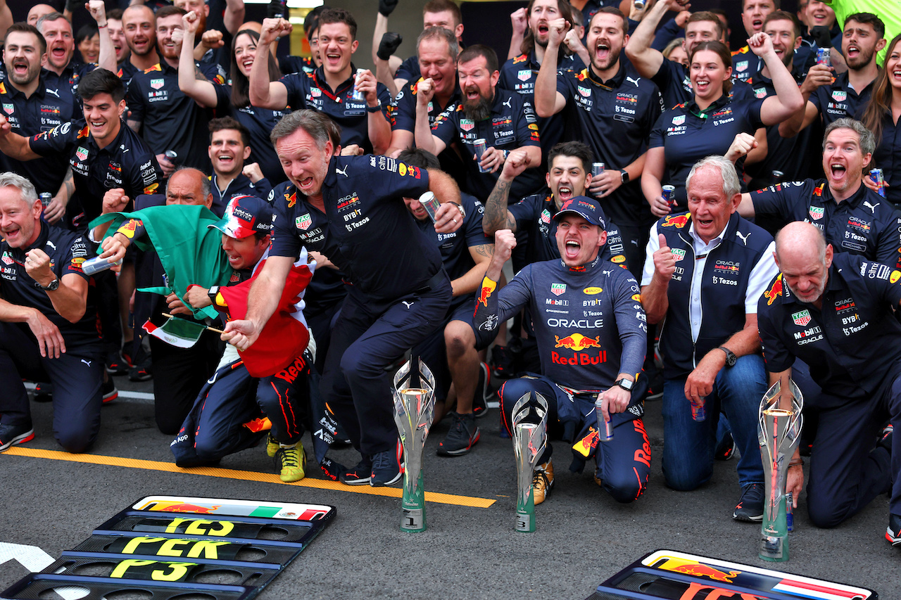 GP CITTA DEL MESSICO, Red Bull Racing celebrates a record breaking 14th GP victory in one season for Max Verstappen (NLD) Red Bull Racing e third place for Sergio Perez (MEX) Red Bull Racing.
30.10.2022. Formula 1 World Championship, Rd 20, Mexican Grand Prix, Mexico City, Mexico, Gara Day.
 - www.xpbimages.com, EMail: requests@xpbimages.com © Copyright: Coates / XPB Images