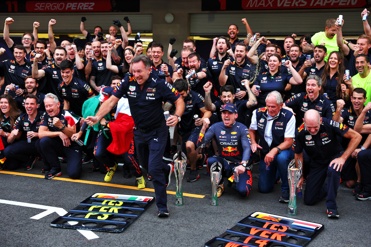 GP CITTA DEL MESSICO, Red Bull Racing celebrates a record breaking 14th GP victory in one season for Max Verstappen (NLD) Red Bull Racing e third place for Sergio Perez (MEX) Red Bull Racing.
30.10.2022. Formula 1 World Championship, Rd 20, Mexican Grand Prix, Mexico City, Mexico, Gara Day.
 - www.xpbimages.com, EMail: requests@xpbimages.com © Copyright: Coates / XPB Images