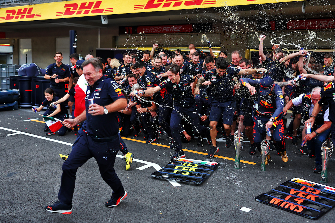 GP CITTA DEL MESSICO, Red Bull Racing celebrates a record breaking 14th GP victory in one season for Max Verstappen (NLD) Red Bull Racing e third place for Sergio Perez (MEX) Red Bull Racing.
30.10.2022. Formula 1 World Championship, Rd 20, Mexican Grand Prix, Mexico City, Mexico, Gara Day.
 - www.xpbimages.com, EMail: requests@xpbimages.com © Copyright: Coates / XPB Images