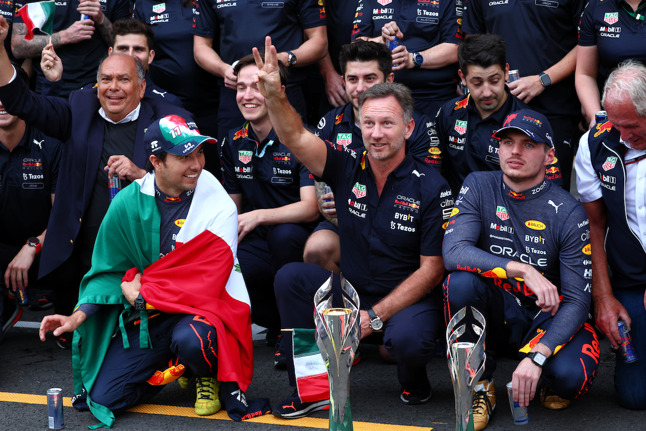GP CITTA DEL MESSICO, Red Bull Racing celebrates a record breaking 14th GP victory in one season for Max Verstappen (NLD) Red Bull Racing e third place for Sergio Perez (MEX) Red Bull Racing.
30.10.2022. Formula 1 World Championship, Rd 20, Mexican Grand Prix, Mexico City, Mexico, Gara Day.
 - www.xpbimages.com, EMail: requests@xpbimages.com © Copyright: Coates / XPB Images