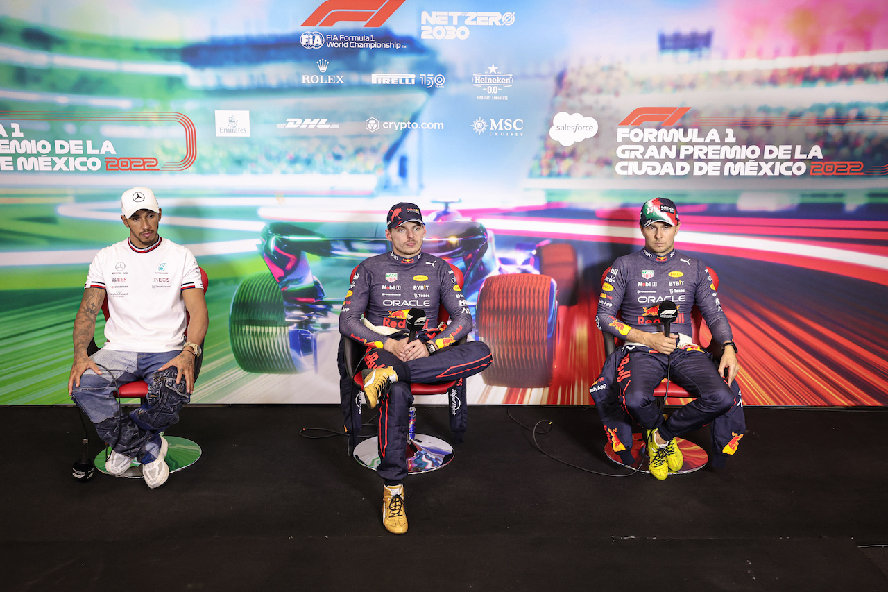 GP CITTA DEL MESSICO, (L to R): Lewis Hamilton (GBR) Mercedes AMG F1; Max Verstappen (NLD) Red Bull Racing; e Sergio Perez (MEX) Red Bull Racing, in the post race FIA Press Conference.
30.10.2022. Formula 1 World Championship, Rd 20, Mexican Grand Prix, Mexico City, Mexico, Gara Day.
- www.xpbimages.com, EMail: requests@xpbimages.com © Copyright: XPB Images