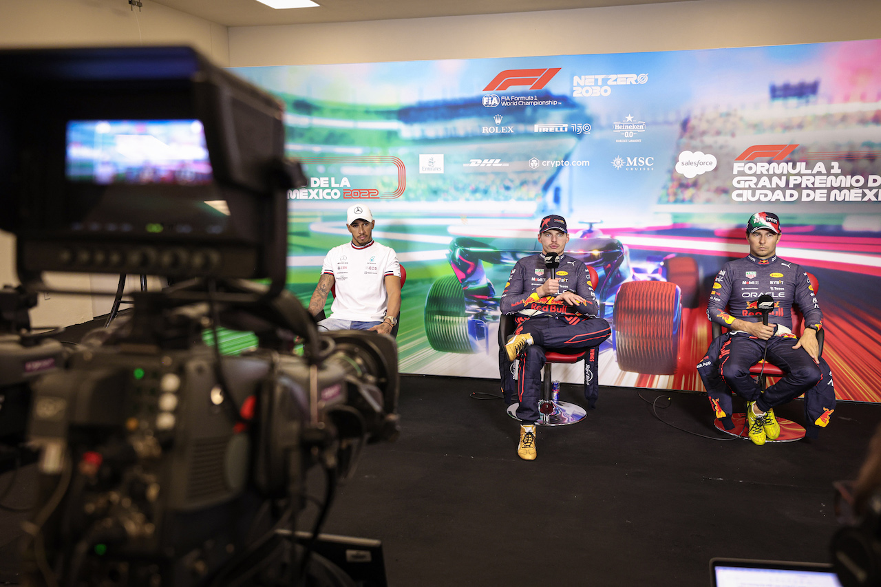 GP CITTA DEL MESSICO, (L to R): Lewis Hamilton (GBR) Mercedes AMG F1; Max Verstappen (NLD) Red Bull Racing; e Sergio Perez (MEX) Red Bull Racing, in the post race FIA Press Conference.
30.10.2022. Formula 1 World Championship, Rd 20, Mexican Grand Prix, Mexico City, Mexico, Gara Day.
- www.xpbimages.com, EMail: requests@xpbimages.com © Copyright: XPB Images