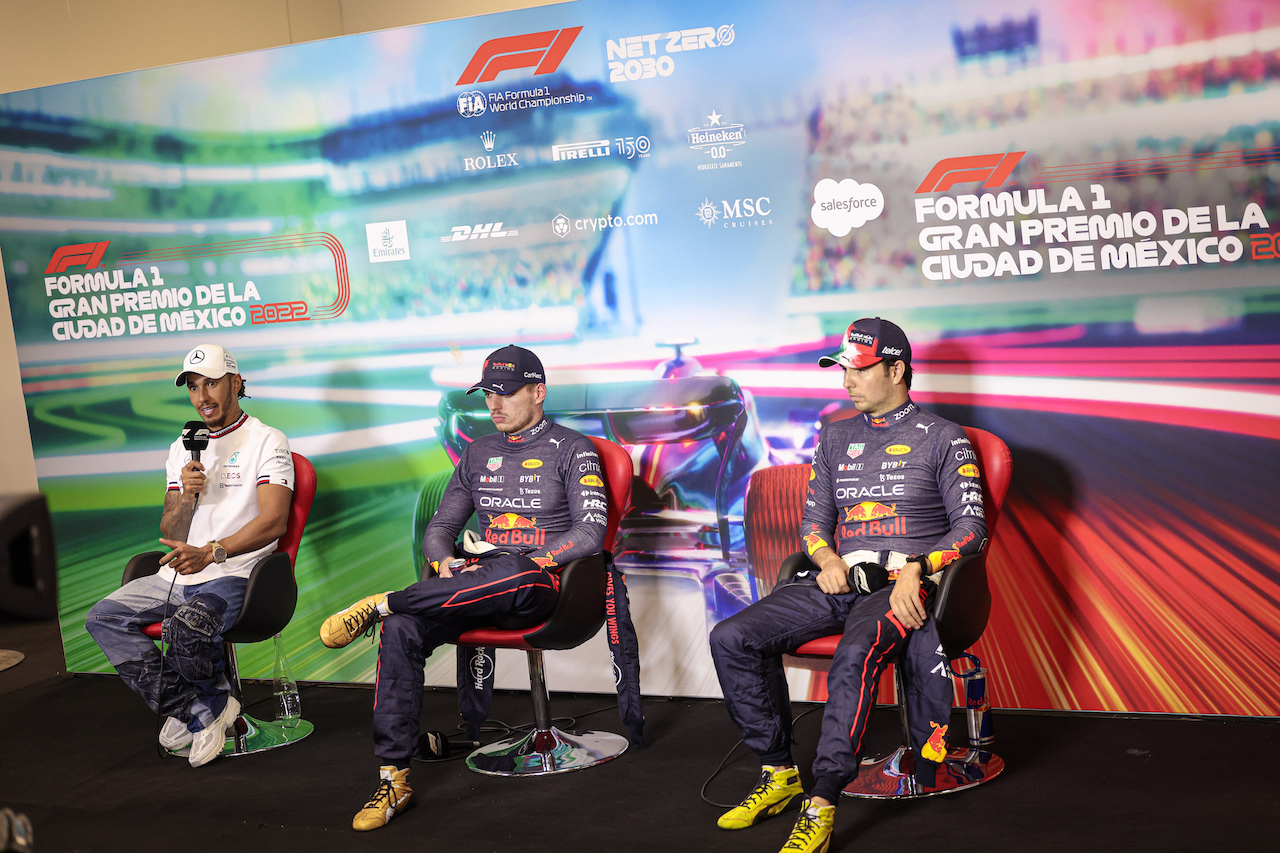 GP CITTA DEL MESSICO, (L to R): Lewis Hamilton (GBR) Mercedes AMG F1; Max Verstappen (NLD) Red Bull Racing; e Sergio Perez (MEX) Red Bull Racing, in the post race FIA Press Conference.
30.10.2022. Formula 1 World Championship, Rd 20, Mexican Grand Prix, Mexico City, Mexico, Gara Day.
- www.xpbimages.com, EMail: requests@xpbimages.com © Copyright: XPB Images