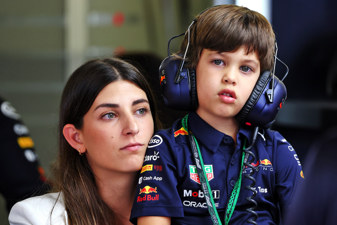 GP CITTA DEL MESSICO, (L to R): Carola Martinez (MEX), wife of Sergio Perez (MEX) Red Bull Racing, with their son Sergio Perez Jnr (MEX).
30.10.2022. Formula 1 World Championship, Rd 20, Mexican Grand Prix, Mexico City, Mexico, Gara Day.
 - www.xpbimages.com, EMail: requests@xpbimages.com © Copyright: Coates / XPB Images