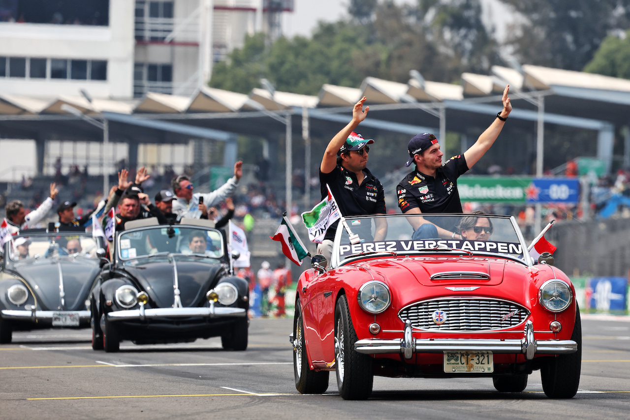GP CITTA DEL MESSICO, (L to R): Sergio Perez (MEX) Red Bull Racing e Max Verstappen (NLD) Red Bull Racing on the drivers parade.
30.10.2022. Formula 1 World Championship, Rd 20, Mexican Grand Prix, Mexico City, Mexico, Gara Day.
- www.xpbimages.com, EMail: requests@xpbimages.com © Copyright: Bearne / XPB Images