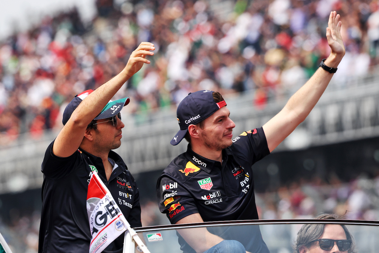 GP CITTA DEL MESSICO, (L to R): Sergio Perez (MEX) Red Bull Racing e Max Verstappen (NLD) Red Bull Racing on the drivers parade.
30.10.2022. Formula 1 World Championship, Rd 20, Mexican Grand Prix, Mexico City, Mexico, Gara Day.
- www.xpbimages.com, EMail: requests@xpbimages.com © Copyright: Bearne / XPB Images