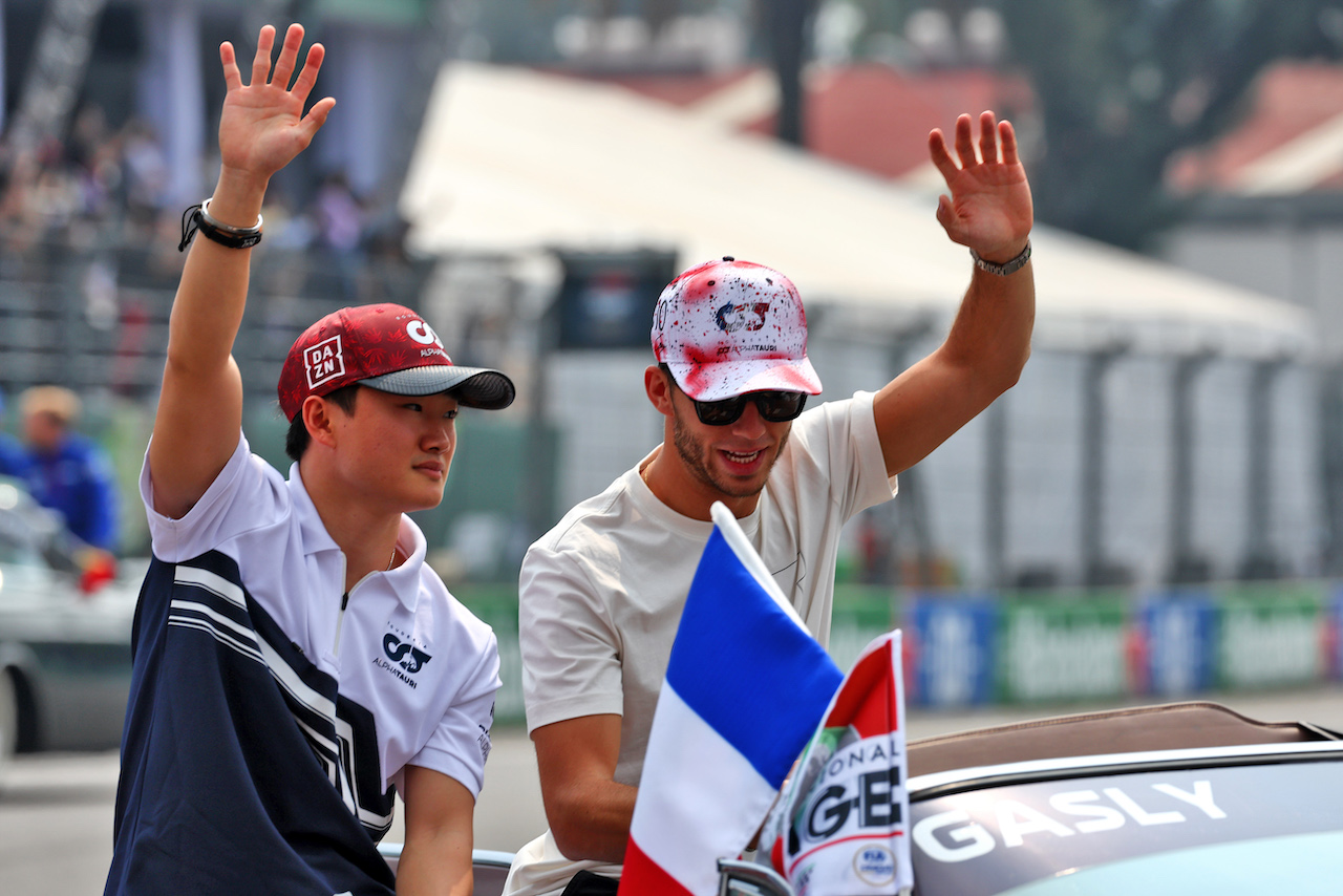 GP CITTA DEL MESSICO, (L to R): Yuki Tsunoda (JPN) AlphaTauri e Pierre Gasly (FRA) AlphaTauri on the drivers parade.
30.10.2022. Formula 1 World Championship, Rd 20, Mexican Grand Prix, Mexico City, Mexico, Gara Day.
 - www.xpbimages.com, EMail: requests@xpbimages.com © Copyright: Coates / XPB Images