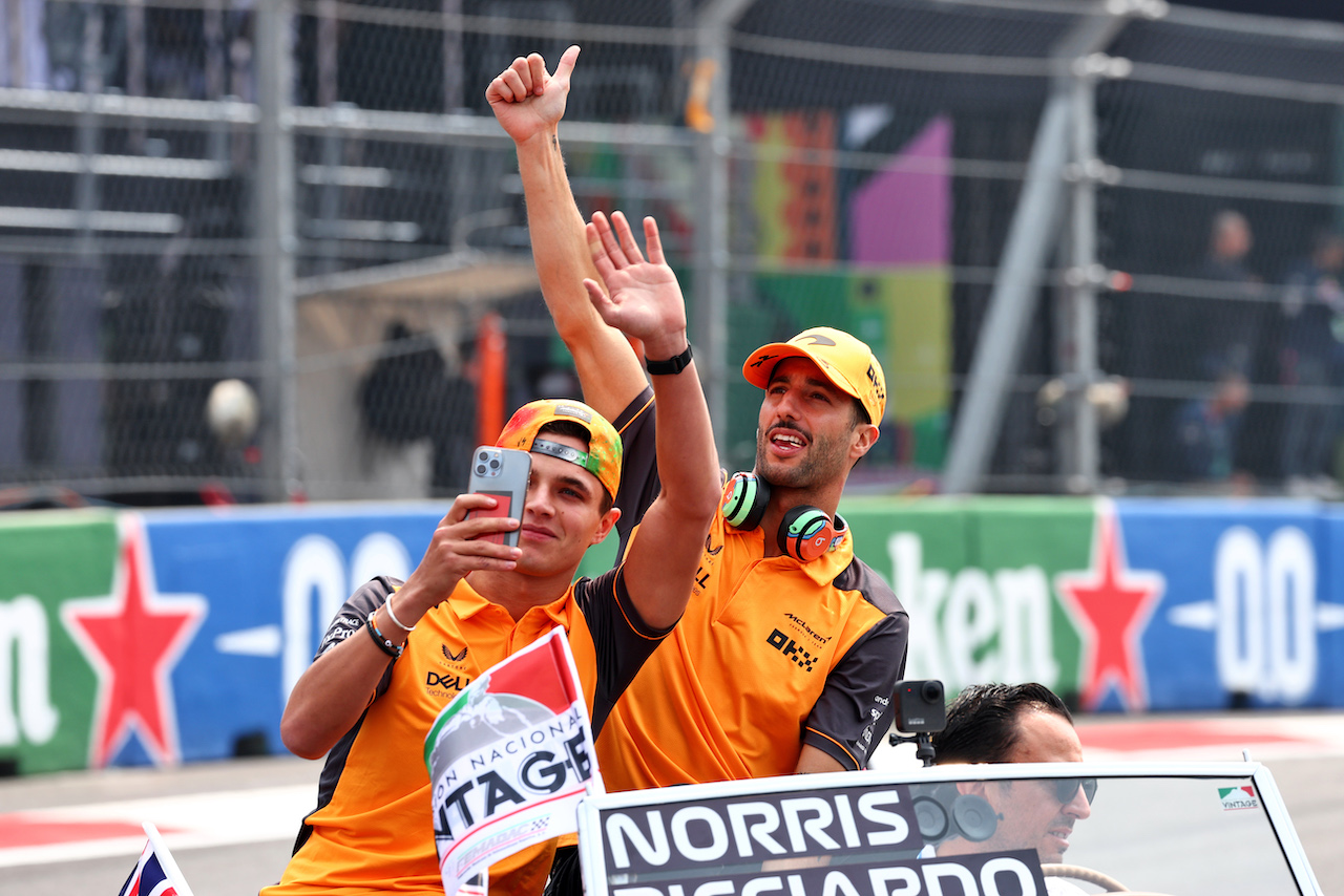 GP CITTA DEL MESSICO, (L to R): Lando Norris (GBR) McLaren e Daniel Ricciardo (AUS) McLaren on the drivers parade.
30.10.2022. Formula 1 World Championship, Rd 20, Mexican Grand Prix, Mexico City, Mexico, Gara Day.
 - www.xpbimages.com, EMail: requests@xpbimages.com © Copyright: Coates / XPB Images