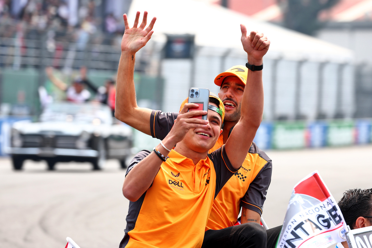 GP CITTA DEL MESSICO, (L to R): Lando Norris (GBR) McLaren e Daniel Ricciardo (AUS) McLaren on the drivers parade.
30.10.2022. Formula 1 World Championship, Rd 20, Mexican Grand Prix, Mexico City, Mexico, Gara Day.
 - www.xpbimages.com, EMail: requests@xpbimages.com © Copyright: Coates / XPB Images