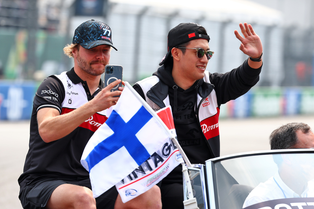 GP CITTA DEL MESSICO, (L to R): Valtteri Bottas (FIN) Alfa Romeo F1 Team e Guanyu Zhou (CHN) Alfa Romeo F1 Team on the drivers parade.
30.10.2022. Formula 1 World Championship, Rd 20, Mexican Grand Prix, Mexico City, Mexico, Gara Day.
 - www.xpbimages.com, EMail: requests@xpbimages.com © Copyright: Coates / XPB Images