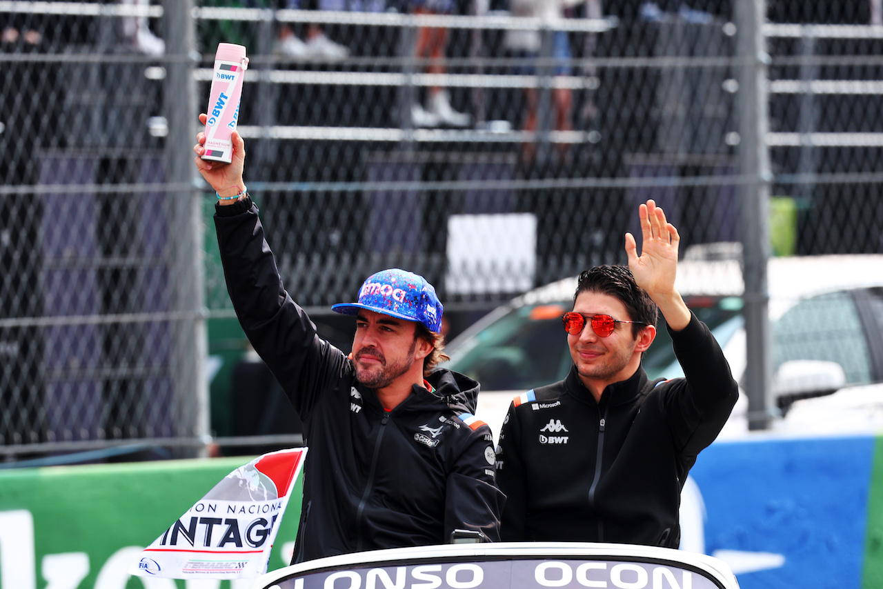 GP CITTA DEL MESSICO, (L to R): Fernando Alonso (ESP) Alpine F1 Team e Esteban Ocon (FRA) Alpine F1 Team on the drivers parade.
30.10.2022. Formula 1 World Championship, Rd 20, Mexican Grand Prix, Mexico City, Mexico, Gara Day.
 - www.xpbimages.com, EMail: requests@xpbimages.com © Copyright: Coates / XPB Images