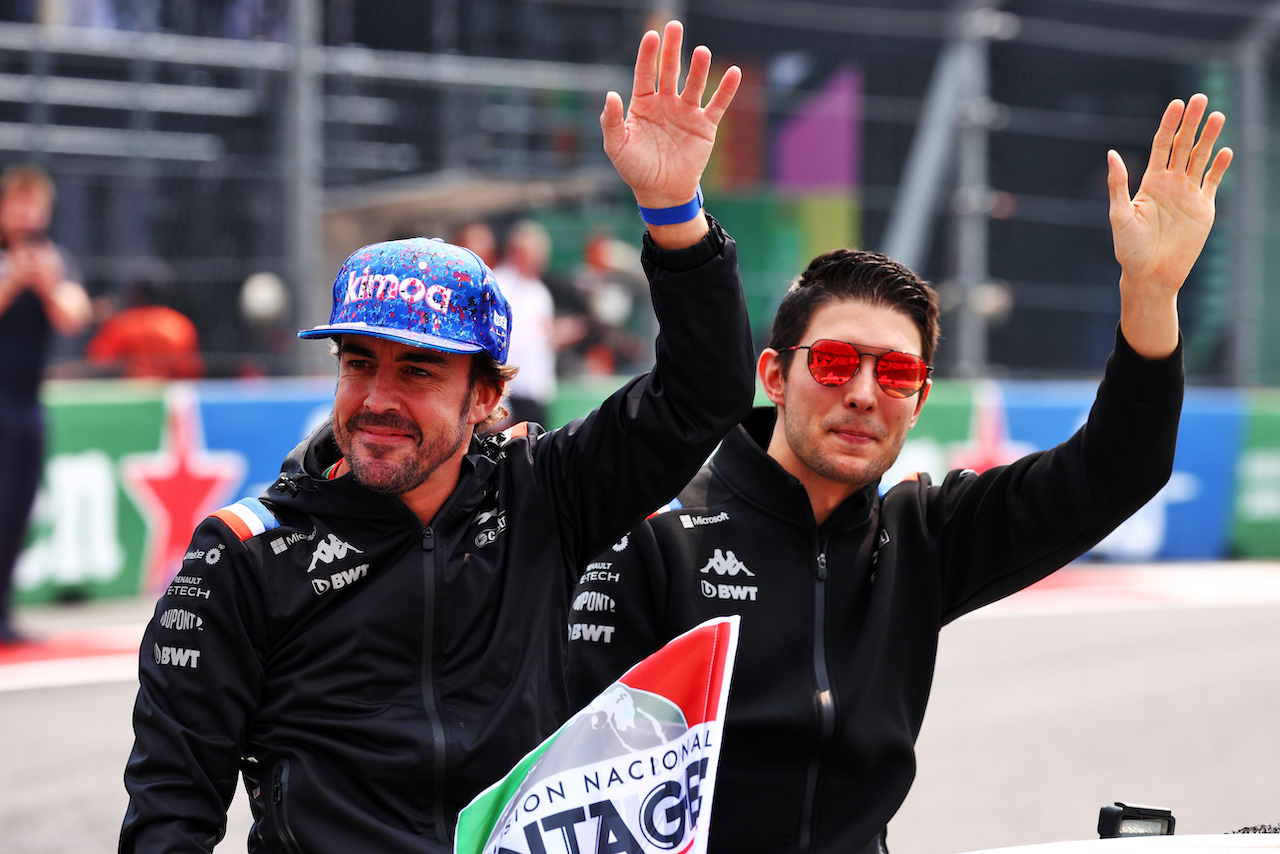 GP CITTA DEL MESSICO, (L to R): Fernando Alonso (ESP) Alpine F1 Team e Esteban Ocon (FRA) Alpine F1 Team on the drivers parade.
30.10.2022. Formula 1 World Championship, Rd 20, Mexican Grand Prix, Mexico City, Mexico, Gara Day.
 - www.xpbimages.com, EMail: requests@xpbimages.com © Copyright: Coates / XPB Images