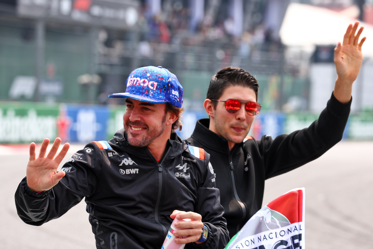 GP CITTA DEL MESSICO, (L to R): Fernando Alonso (ESP) Alpine F1 Team e Esteban Ocon (FRA) Alpine F1 Team on the drivers parade.
30.10.2022. Formula 1 World Championship, Rd 20, Mexican Grand Prix, Mexico City, Mexico, Gara Day.
 - www.xpbimages.com, EMail: requests@xpbimages.com © Copyright: Coates / XPB Images