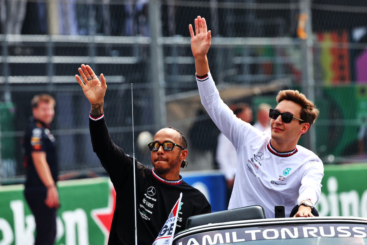 GP CITTA DEL MESSICO, (L to R): Lewis Hamilton (GBR) Mercedes AMG F1 e George Russell (GBR) Mercedes AMG F1 on the drivers parade.
30.10.2022. Formula 1 World Championship, Rd 20, Mexican Grand Prix, Mexico City, Mexico, Gara Day.
 - www.xpbimages.com, EMail: requests@xpbimages.com © Copyright: Coates / XPB Images