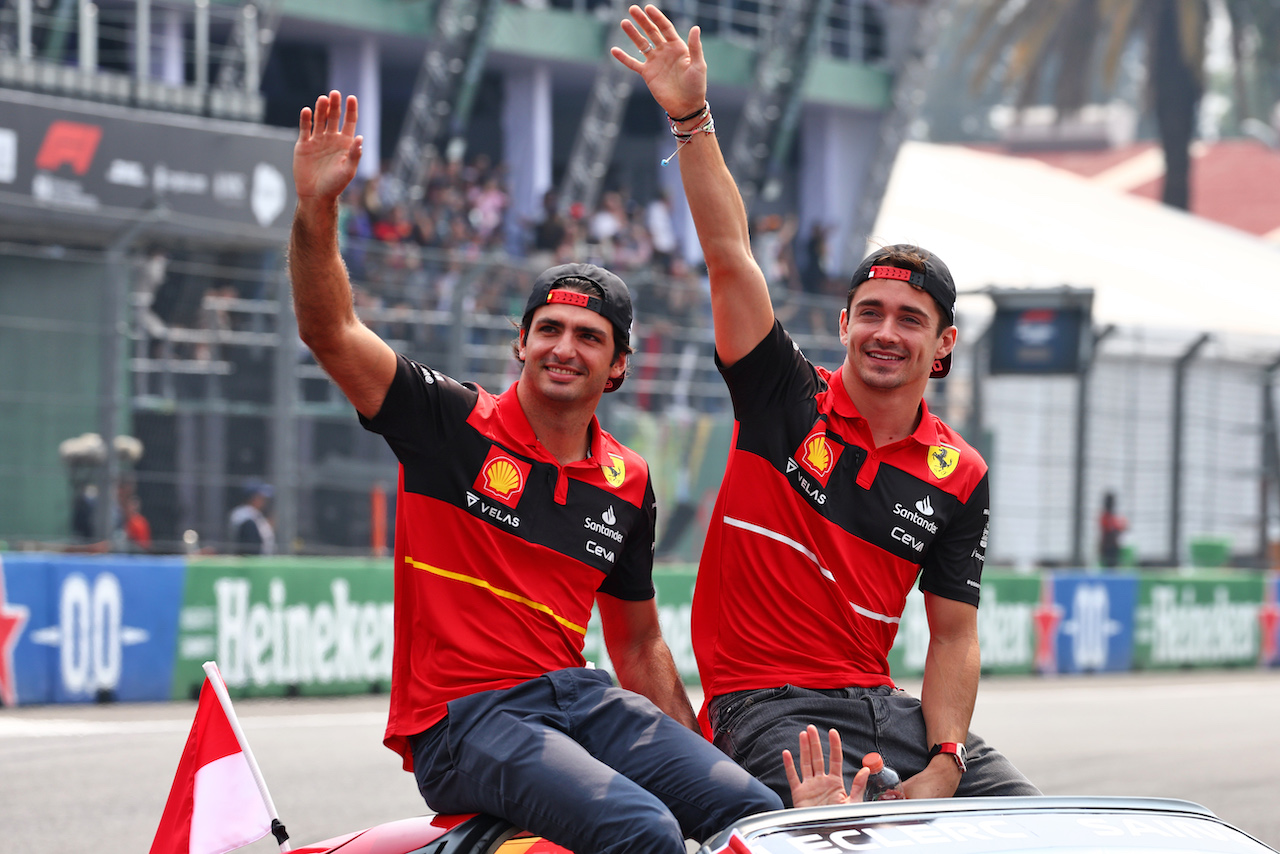 GP CITTA DEL MESSICO, (L to R): Carlos Sainz Jr (ESP) Ferrari e Charles Leclerc (MON) Ferrari on the drivers parade.
30.10.2022. Formula 1 World Championship, Rd 20, Mexican Grand Prix, Mexico City, Mexico, Gara Day.
 - www.xpbimages.com, EMail: requests@xpbimages.com © Copyright: Coates / XPB Images