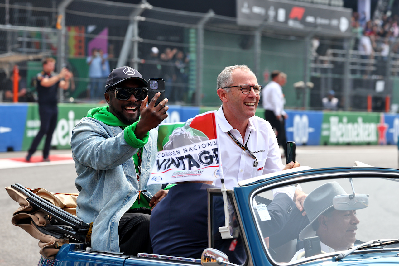 GP CITTA DEL MESSICO, (L to R): will.i.am (USA) Black Eyed Peas with Stefano Domenicali (ITA) Formula One President e CEO on the drivers parade.
30.10.2022. Formula 1 World Championship, Rd 20, Mexican Grand Prix, Mexico City, Mexico, Gara Day.
 - www.xpbimages.com, EMail: requests@xpbimages.com © Copyright: Coates / XPB Images