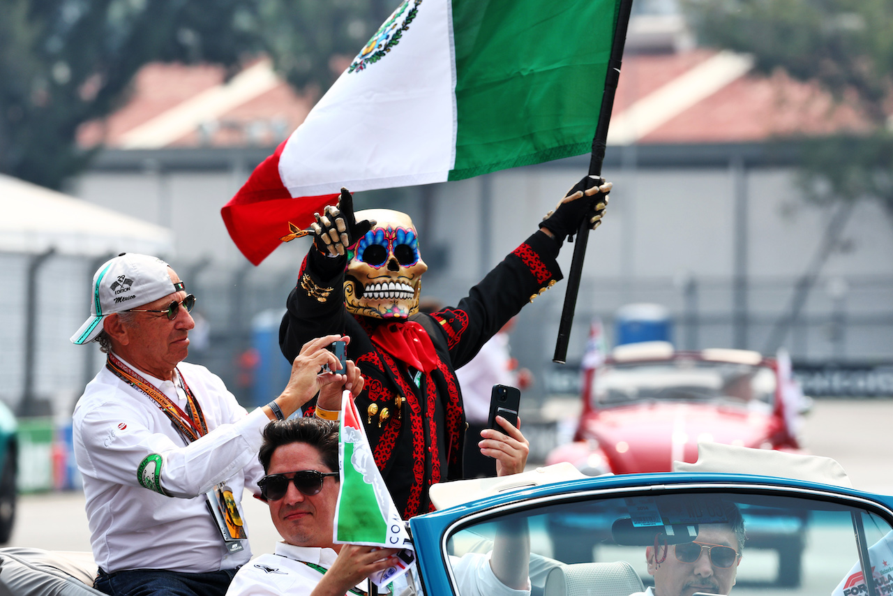 GP CITTA DEL MESSICO, (L to R): Jo Ramirez (MEX) with Day of the Dead Skeleton on the drivers parade.
30.10.2022. Formula 1 World Championship, Rd 20, Mexican Grand Prix, Mexico City, Mexico, Gara Day.
 - www.xpbimages.com, EMail: requests@xpbimages.com © Copyright: Coates / XPB Images