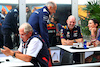 GP CITTA DEL MESSICO, (L to R): Dr Helmut Marko (AUT) Red Bull Motorsport Consultant; Franz Tost (AUT) AlphaTauri Team Principal; Adrian Newey (GBR) Red Bull Racing Chief Technical Officer with sua moglie Amanda Newey (GBR). 
30.10.2022. Formula 1 World Championship, Rd 20, Mexican Grand Prix, Mexico City, Mexico, Gara Day.
 - www.xpbimages.com, EMail: requests@xpbimages.com © Copyright: Coates / XPB Images