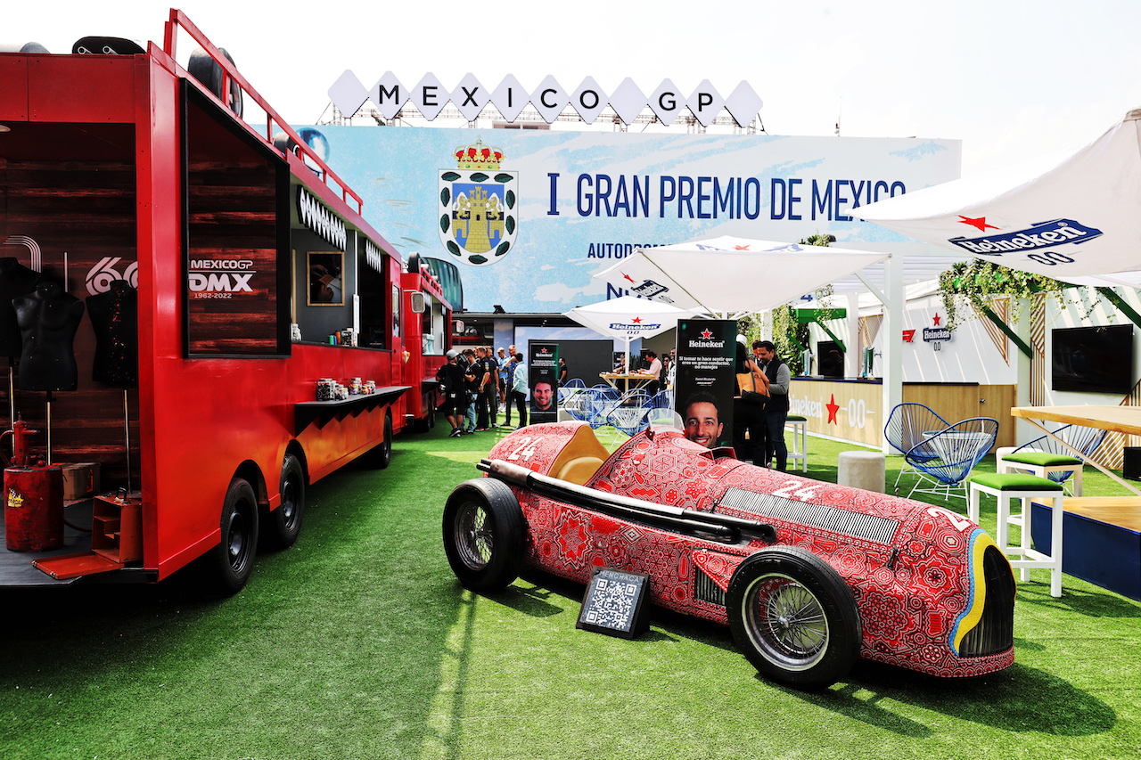 GP CITTA DEL MESSICO, Paddock Atmosfera.
27.10.2022. Formula 1 World Championship, Rd 20, Mexican Grand Prix, Mexico City, Mexico, Preparation Day.
- www.xpbimages.com, EMail: requests@xpbimages.com © Copyright: Moy / XPB Images