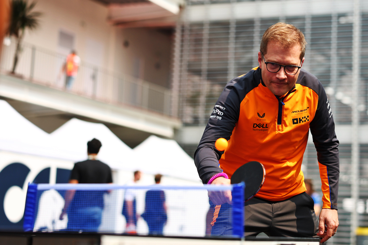 GP CITTA DEL MESSICO, Andreas Seidl, McLaren Managing Director plays table tennis in the paddock.
27.10.2022. Formula 1 World Championship, Rd 20, Mexican Grand Prix, Mexico City, Mexico, Preparation Day.
 - www.xpbimages.com, EMail: requests@xpbimages.com © Copyright: Coates / XPB Images