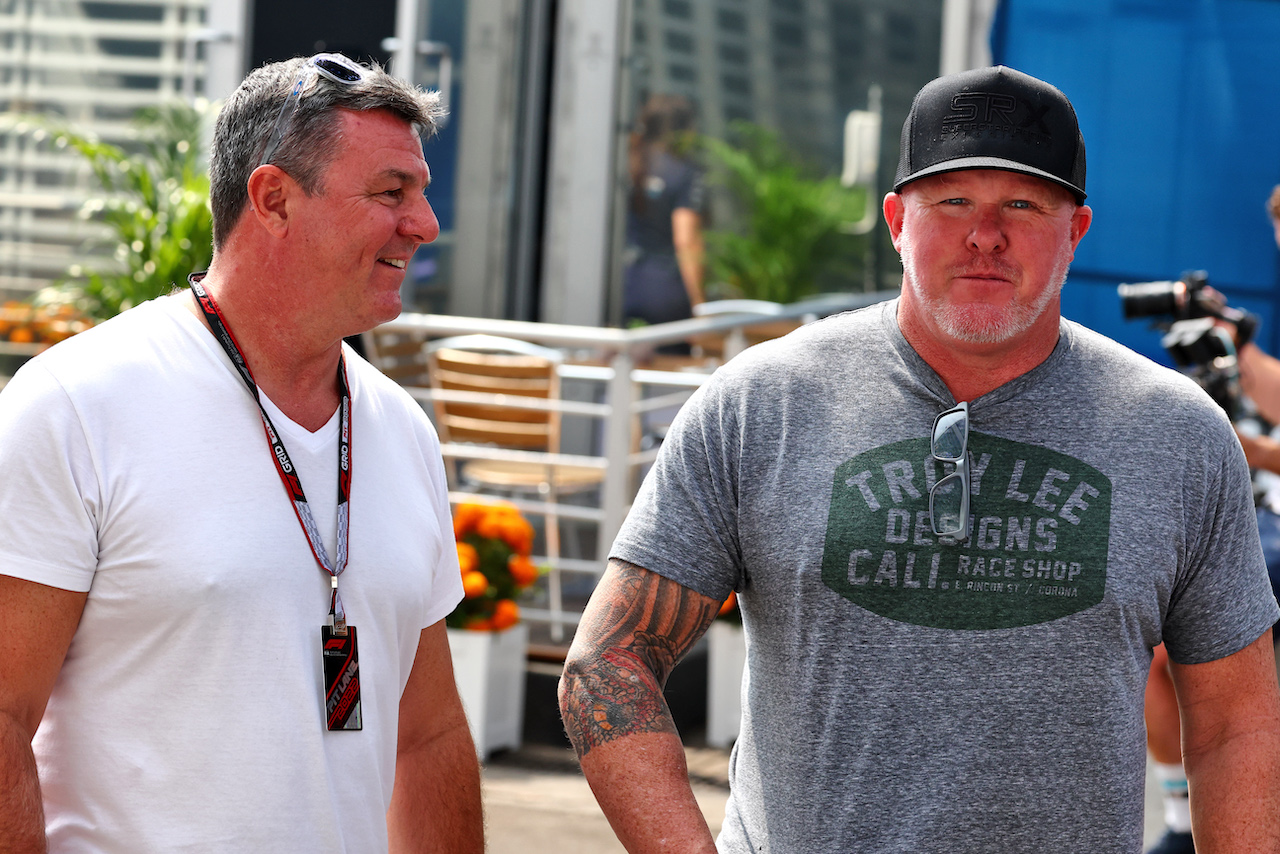 GP CITTA DEL MESSICO, (L to R): Mark Blundell (GBR) with Paul Tracy (CDN).
27.10.2022. Formula 1 World Championship, Rd 20, Mexican Grand Prix, Mexico City, Mexico, Preparation Day.
 - www.xpbimages.com, EMail: requests@xpbimages.com © Copyright: Coates / XPB Images
