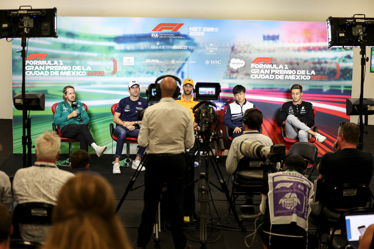 GP CITTA DEL MESSICO, (L to R): Sebastian Vettel (GER) Aston Martin F1 Team; Nicholas Latifi (CDN) Williams Racing; Daniel Ricciardo (AUS) McLaren; Yuki Tsunoda (JPN) AlphaTauri; e George Russell (GBR) Mercedes AMG F1, in the FIA Press Conference.
27.10.2022. Formula 1 World Championship, Rd 20, Mexican Grand Prix, Mexico City, Mexico, Preparation Day.
- www.xpbimages.com, EMail: requests@xpbimages.com © Copyright: XPB Images