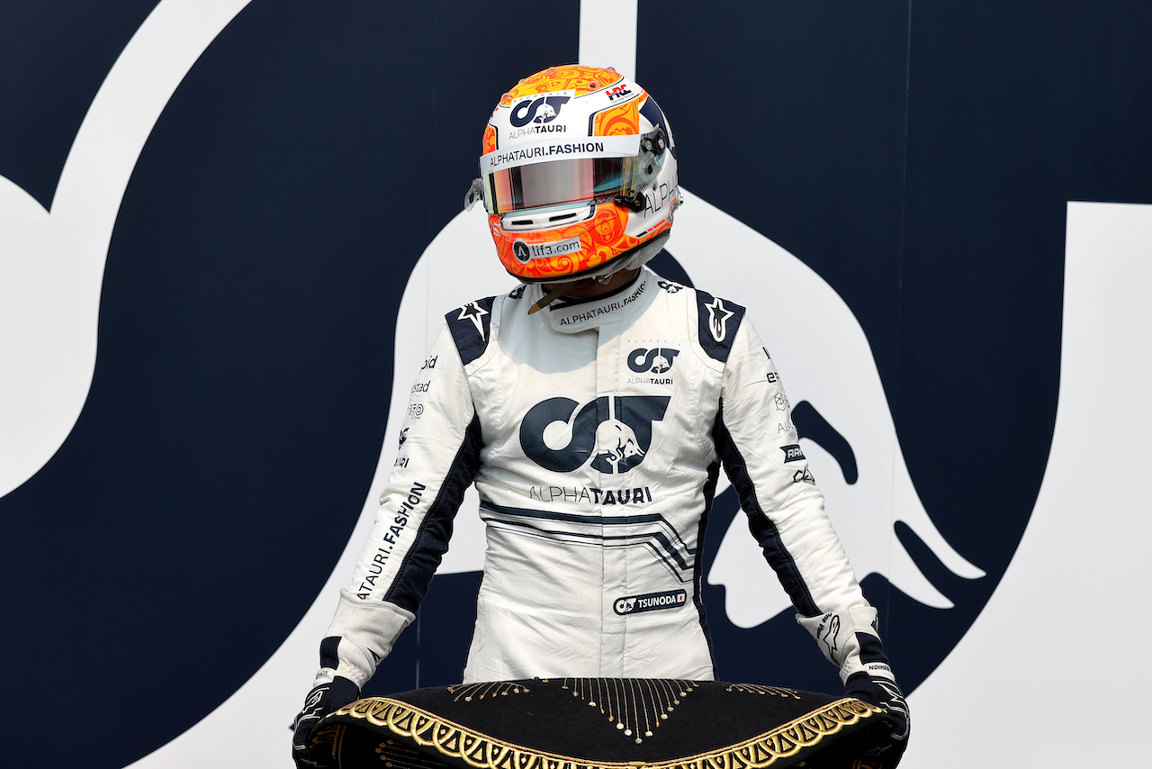 GP CITTA DEL MESSICO, Yuki Tsunoda (JPN) AlphaTauri with a sombrero hat.
27.10.2022. Formula 1 World Championship, Rd 20, Mexican Grand Prix, Mexico City, Mexico, Preparation Day.
- www.xpbimages.com, EMail: requests@xpbimages.com © Copyright: Moy / XPB Images