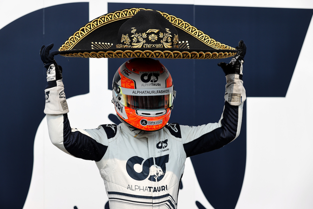 GP CITTA DEL MESSICO, Yuki Tsunoda (JPN) AlphaTauri with a sombrero hat.
27.10.2022. Formula 1 World Championship, Rd 20, Mexican Grand Prix, Mexico City, Mexico, Preparation Day.
- www.xpbimages.com, EMail: requests@xpbimages.com © Copyright: Moy / XPB Images