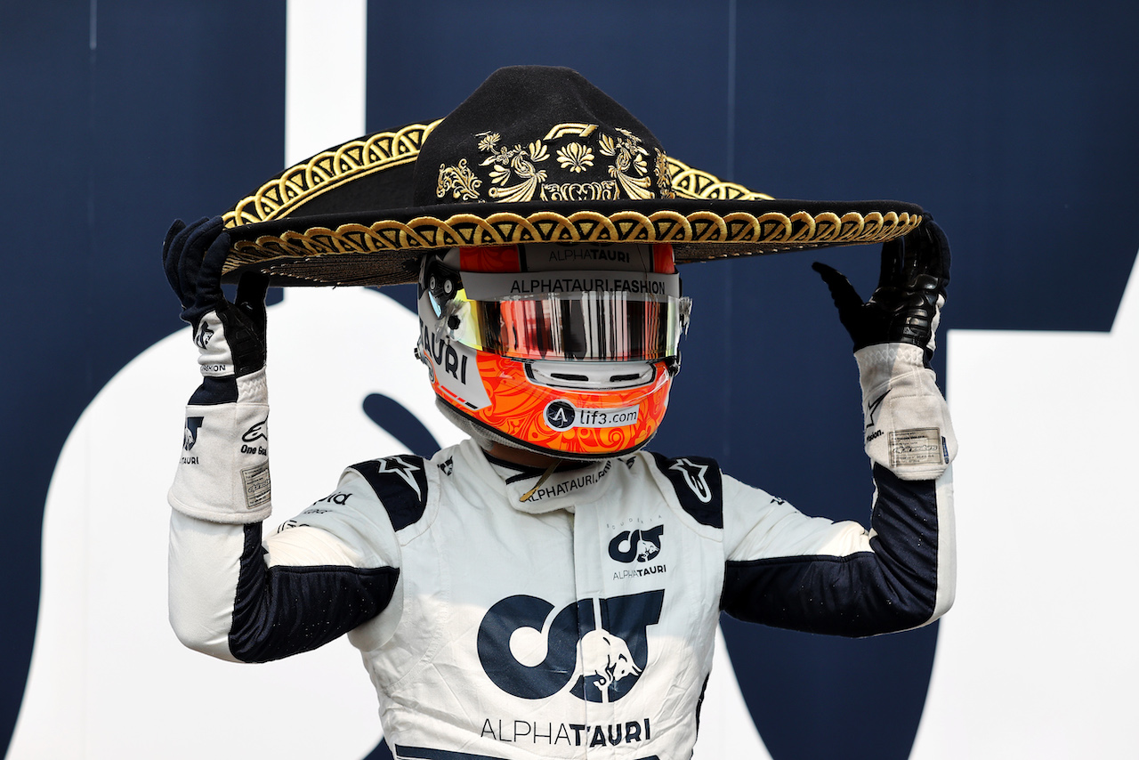 GP CITTA DEL MESSICO, Yuki Tsunoda (JPN) AlphaTauri with a sombrero hat.
27.10.2022. Formula 1 World Championship, Rd 20, Mexican Grand Prix, Mexico City, Mexico, Preparation Day.
- www.xpbimages.com, EMail: requests@xpbimages.com © Copyright: Moy / XPB Images
