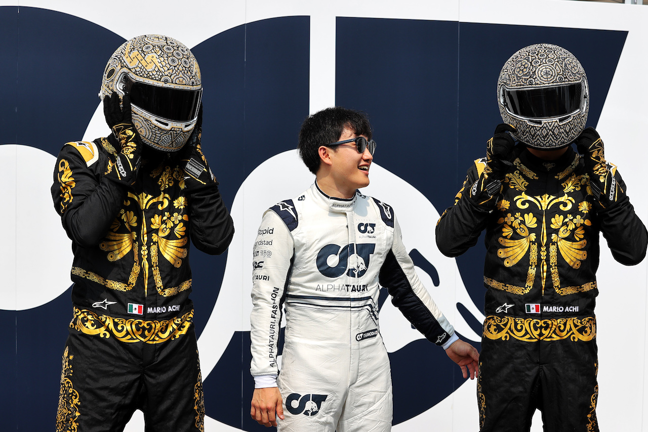 GP CITTA DEL MESSICO, (L to R): Mario Achi (MEX) with Yuki Tsunoda (JPN) AlphaTauri e 'Mario Achi (MEX)'.
27.10.2022. Formula 1 World Championship, Rd 20, Mexican Grand Prix, Mexico City, Mexico, Preparation Day.
- www.xpbimages.com, EMail: requests@xpbimages.com © Copyright: Moy / XPB Images