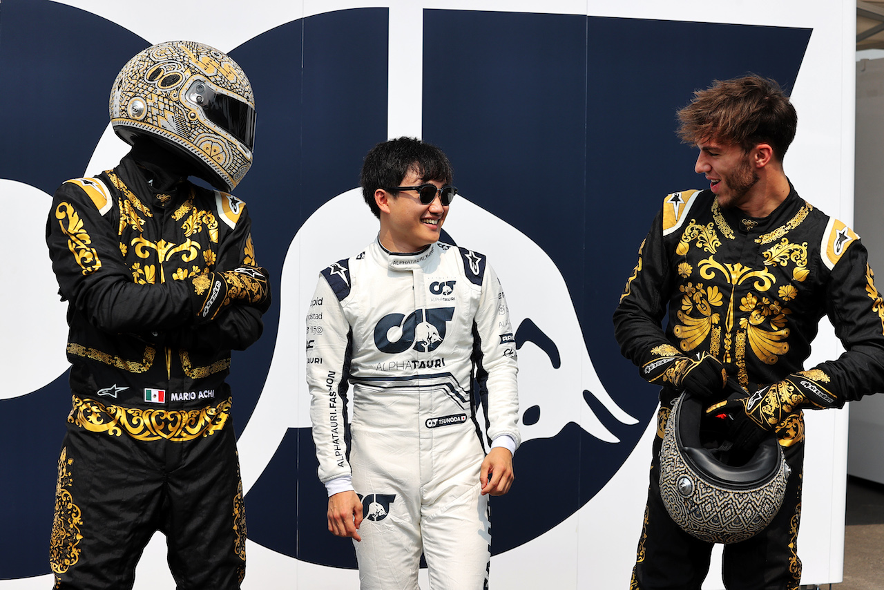GP CITTA DEL MESSICO, (L to R): Mario Achi (MEX) with Yuki Tsunoda (JPN) AlphaTauri e 'Mario Achi (MEX)' - Pierre Gasly (FRA) AlphaTauri.
27.10.2022. Formula 1 World Championship, Rd 20, Mexican Grand Prix, Mexico City, Mexico, Preparation Day.
- www.xpbimages.com, EMail: requests@xpbimages.com © Copyright: Moy / XPB Images