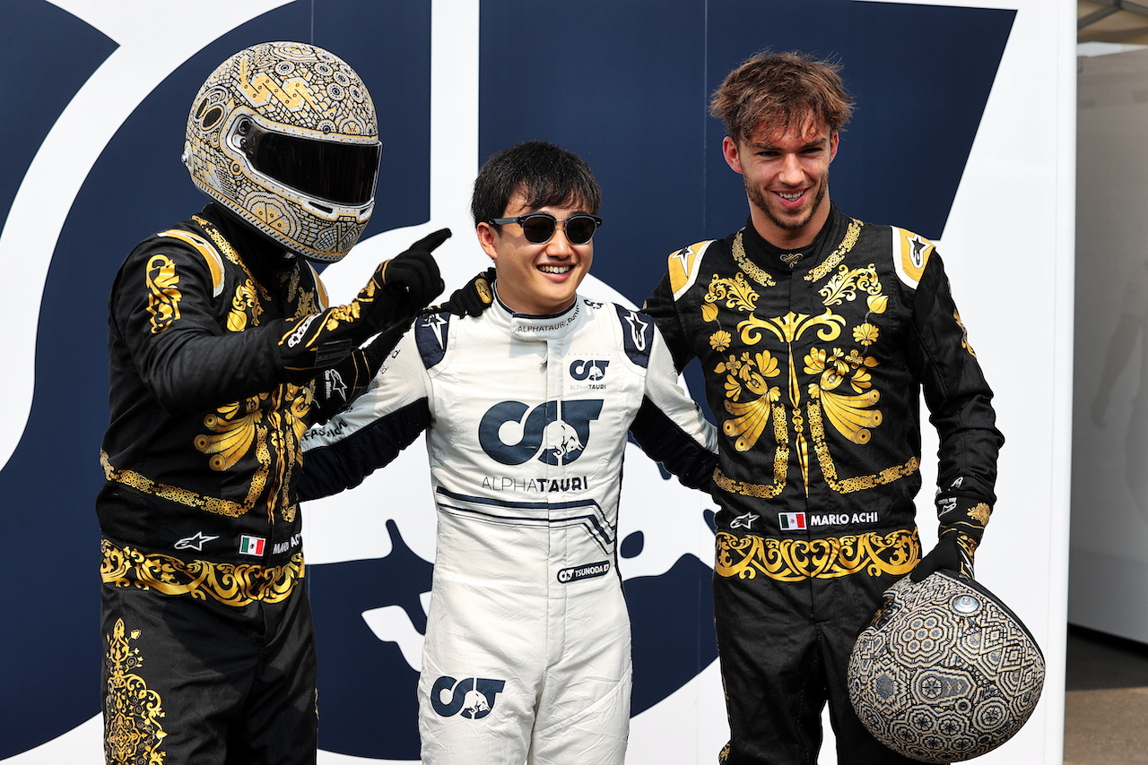 GP CITTA DEL MESSICO, (L to R): Mario Achi (MEX) with Yuki Tsunoda (JPN) AlphaTauri e 'Mario Achi (MEX)' - Pierre Gasly (FRA) AlphaTauri.
27.10.2022. Formula 1 World Championship, Rd 20, Mexican Grand Prix, Mexico City, Mexico, Preparation Day.
- www.xpbimages.com, EMail: requests@xpbimages.com © Copyright: Moy / XPB Images