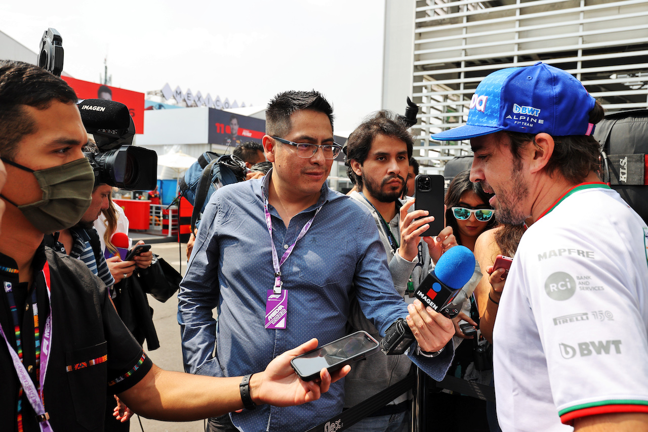 GP CITTA DEL MESSICO, Fernando Alonso (ESP) Alpine F1 Team with the media.
27.10.2022. Formula 1 World Championship, Rd 20, Mexican Grand Prix, Mexico City, Mexico, Preparation Day.
- www.xpbimages.com, EMail: requests@xpbimages.com © Copyright: Moy / XPB Images
