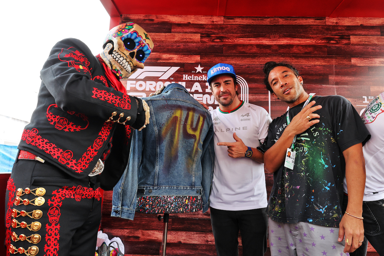 GP CITTA DEL MESSICO, (L to R): Day of the Dead Skeleton with Fernando Alonso (ESP) Alpine F1 Team e Jimmy Pierce, Urban Artist - spray painted jacket.
27.10.2022. Formula 1 World Championship, Rd 20, Mexican Grand Prix, Mexico City, Mexico, Preparation Day.
- www.xpbimages.com, EMail: requests@xpbimages.com © Copyright: Moy / XPB Images