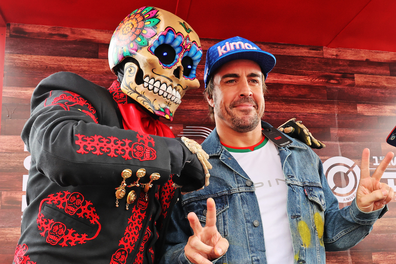 GP CITTA DEL MESSICO, (L to R): Day of the Dead Skeleton with Fernando Alonso (ESP) Alpine F1 Team - spray painted jacket.
27.10.2022. Formula 1 World Championship, Rd 20, Mexican Grand Prix, Mexico City, Mexico, Preparation Day.
- www.xpbimages.com, EMail: requests@xpbimages.com © Copyright: Moy / XPB Images