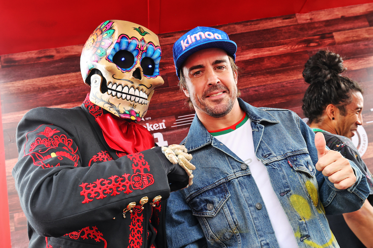 GP CITTA DEL MESSICO, (L to R): Day of the Dead Skeleton with Fernando Alonso (ESP) Alpine F1 Team - spray painted jacket.
27.10.2022. Formula 1 World Championship, Rd 20, Mexican Grand Prix, Mexico City, Mexico, Preparation Day.
- www.xpbimages.com, EMail: requests@xpbimages.com © Copyright: Moy / XPB Images